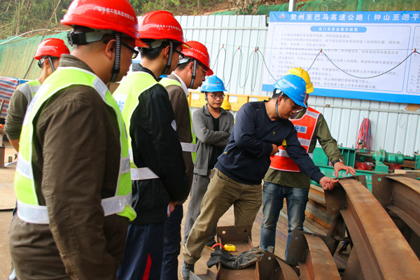 图一：召开进洞前现场聚会，，，，，，检查钢拱架.jpg